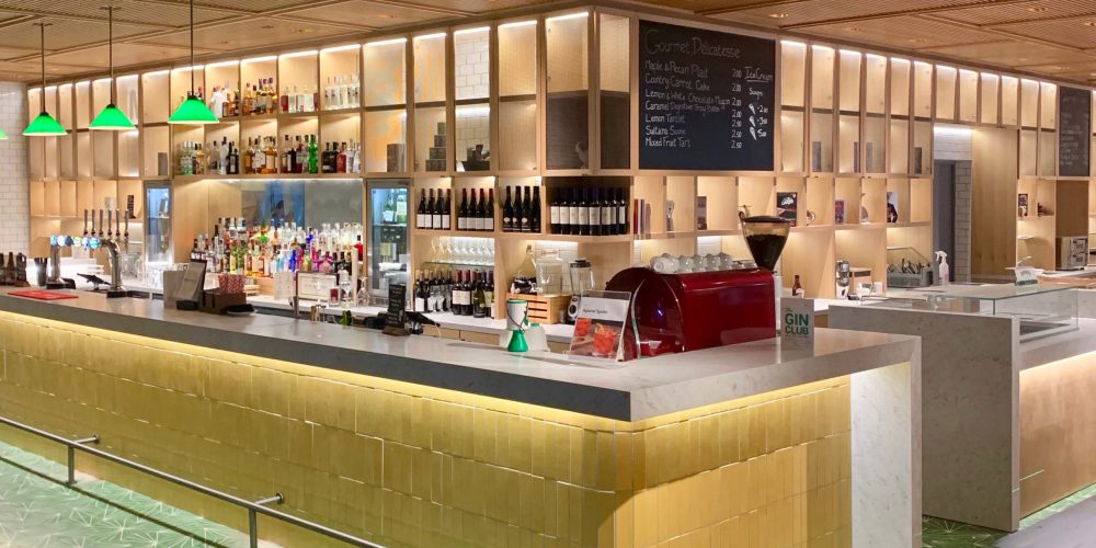 novotel bar tezgahı_ahşap tavan arka raflar